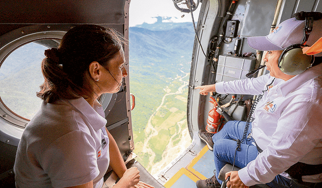  Boluarte en abril del 2023. Desde el helicóptero señala las zonas afectadas en Piura. Foto: difusión    