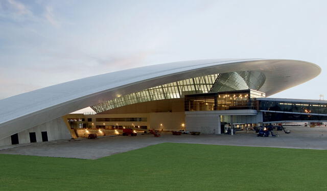 El Aeropuerto Internacional de Carrasco de Uruguay es una de las estructuras más modernas de Sudamérica. Foto: Rafael Viñoly Architects   