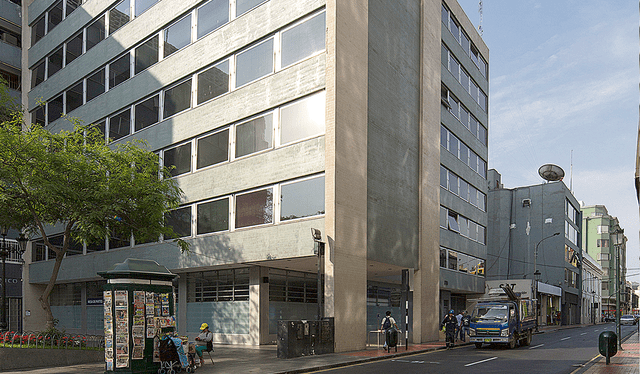 1952. Edificio de la Compañía de Seguros Peruano-Suiza. Foto: difusión    