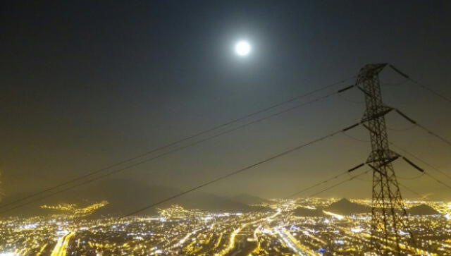  Luna llena desde el cerro San Cristóbal. Foto: X   