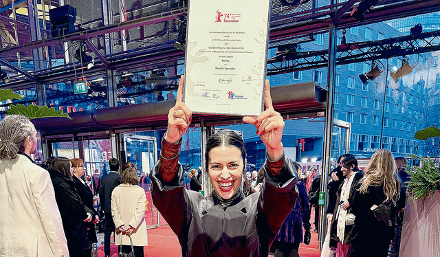  Klaudia Reynicke con su diploma en Berlín. Foto: difusión    