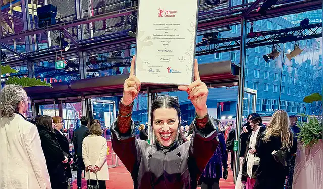 Klaudia Reynicke con su diploma en Berlín. Foto: difusión Klaudia Reynicke con su diploma en Berlín. Foto: difusión