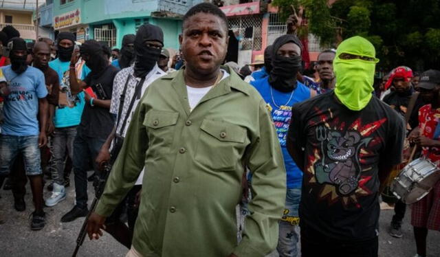 El líder de la pandilla G9 Family and Allies, Jimmy Cherizier, exige la salida inmediata del primer ministro de Haití, Ariel Henry. Foto: BBC   