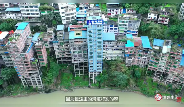 Los edificios de Yanjin están asegurados por grandes pilares de concreto. Foto: captura Guizhou Li Jun/YouTube   
