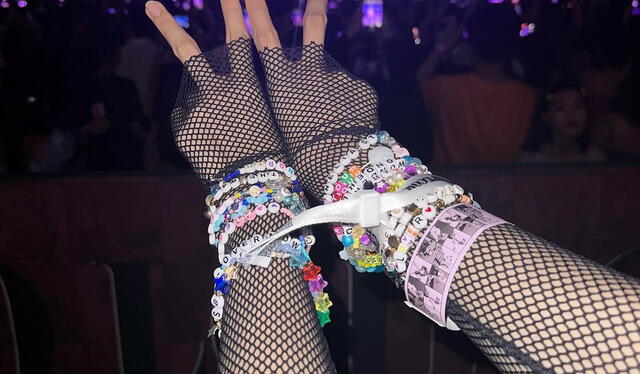  Lisa mostrando sus pulseras en concierto de Taylor Swift. Foto: Instagram/lalalalisa_m 