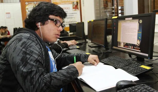Muchos peruanos llevan sus clases universitarias de forma virtual. Foto: Andina    