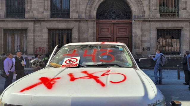 Los manifestantes usaron un vehículo para romper la puerta de Palacio Nacional. Foto: AFP   