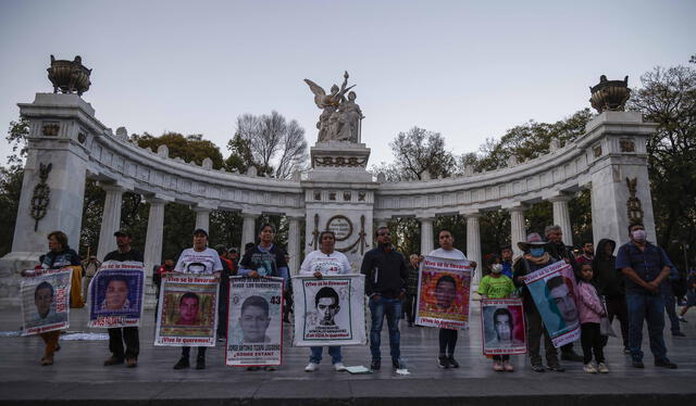 Familiares de los 43 jóvenes desaparecidos en Ayotzinapa en 2014. Foto: AFP   