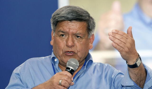 César Acuña brindó un discurso por la inauguración de un colegio en La Libertad. Foto: Andina   