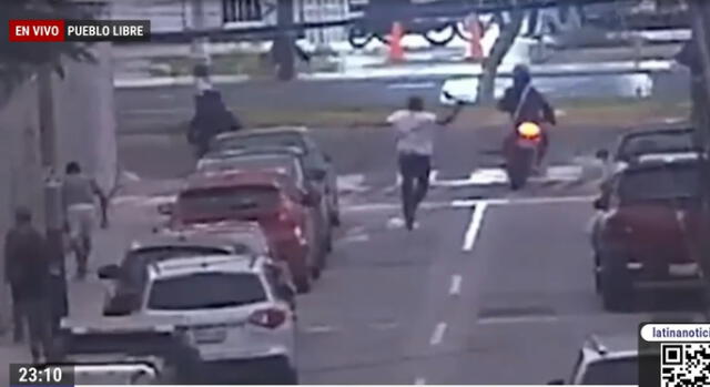 Momento exacto en que el taxista corre detrás de uno de los asaltantes llevando en su mano una llave francesa. Foto: Latina Noticias   