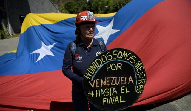 Un partidario de la líder opositora venezolana María Corina Machado pide su habilitación en las elecciones presidenciales. Foto: AFP   
