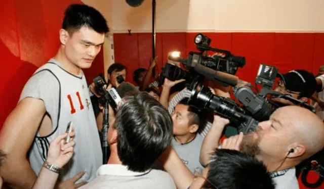 Yao Ming fue el primer jugador chino que no fue a una universidad estadounidense en jugar la NBA. Foto: Hoospistani   