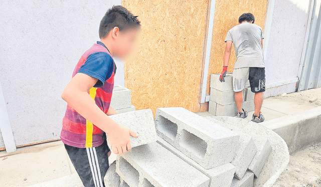  Juntos. Delvis Antonio ayuda a su padre a construir su aula. Foto: difusión    