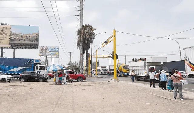  Tráfico. La vía Canta Callao siempre está congestionada a la altura del kilómetro 23 de la P. Norte. Ahí se debe construir un óvalo. Foto: Félix Contreras / L a República    