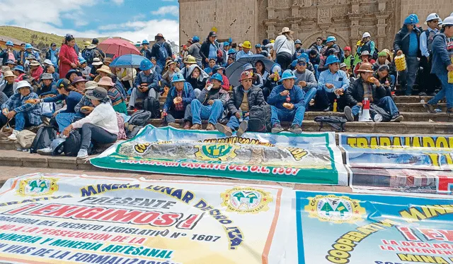  Puno. Mineros informales tomaron la plaza de Armas. Foto: Liubomir Fernández / La República   