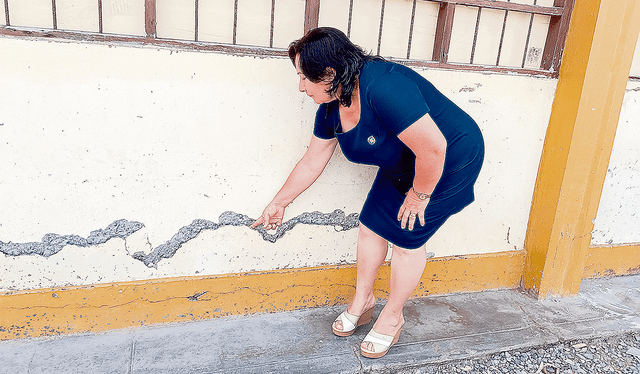  Peligro. En Trujillo, el colegio Augusto Alva presenta rajaduras en sus paredes. Urge atención. Foto: Sergio Velarde/La República   