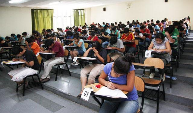  Estudiantes dando el examen de admisión de la UNMSM. Foto: Andina    