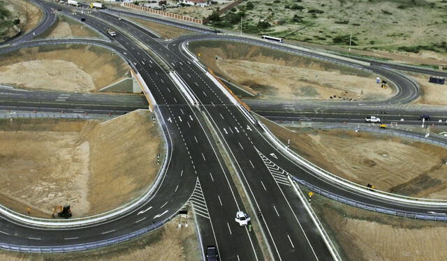 Parte de la construcción de la Autopista del Sol unirá La Libertad, Lambayeque y Piura. Foto: Ositrán   