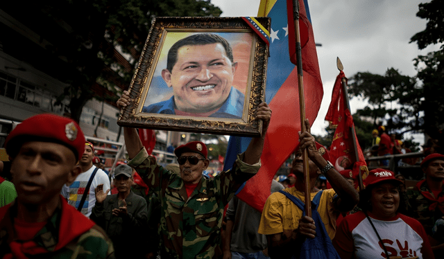 Chávez asumió el mando del Poder Ejecutivo y 25 años más tarde Venezuela todavía es controlada por el chavismo. Foto: AFP   