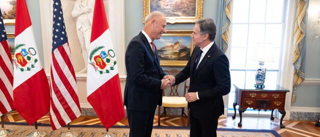 Estados Unidos realizó la devolución formal de documento histórico al Gobierno de Perú. Foto: AFP   