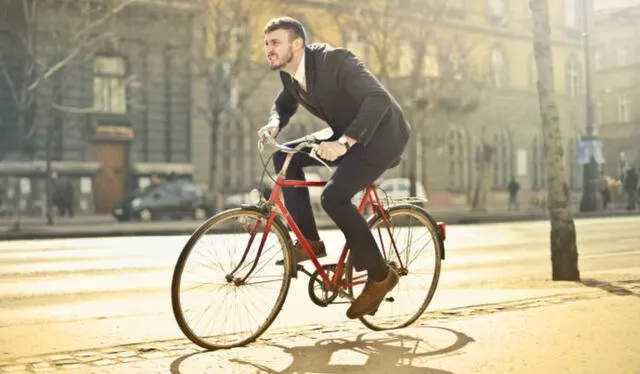 Uso de bicicleta para asistir al trabajo. Foto: Diario AS   