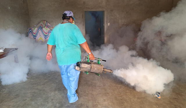  Personal de salud realiza labOres de fumigación debido a incremento casos de dengue. Foto: Gore La Libertad    