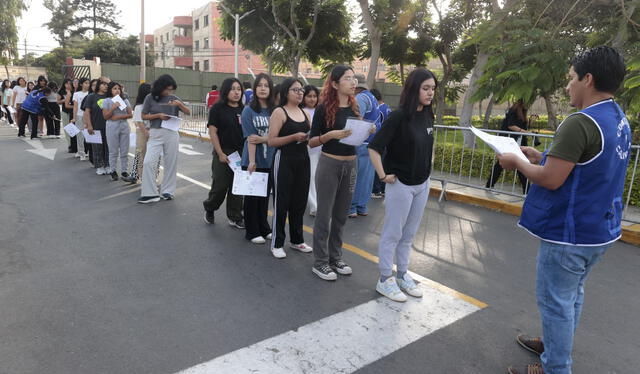 Esté sábado, diversos jóvenes rindieron examen de admisión correspondiente al área de Ciencias de la Salud. Foto: Andina   