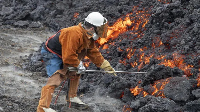 Trabajador analiza el magma de una nueva erupción volcánica de Islandia. Foto: @RUVfrettir/Twitter   