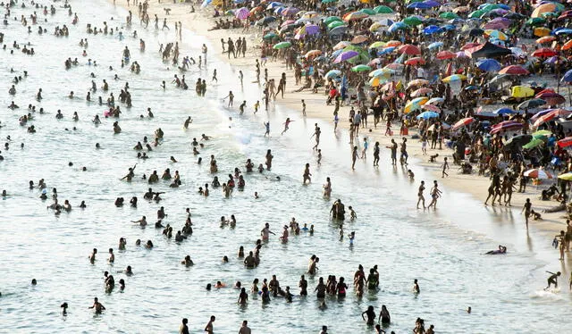 Playas de Rio de Janeiro repleta de bañistas que buscan evadir las altas temperaturas en Brasil, que alcanzó una sensación de calor de 60°C. Foto: AFP   