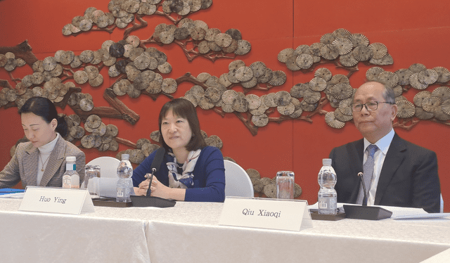 Qiu Xiaoqi conversó con un grupo de periodistas de medios de América Latina, entre los que figuró La República. Foto: La República/Francisco Claros   