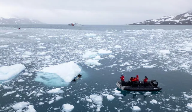 Buzos de la Armada Colombiana toman muestras en la Isla Livingston , en la Antártida. Foto: AFP