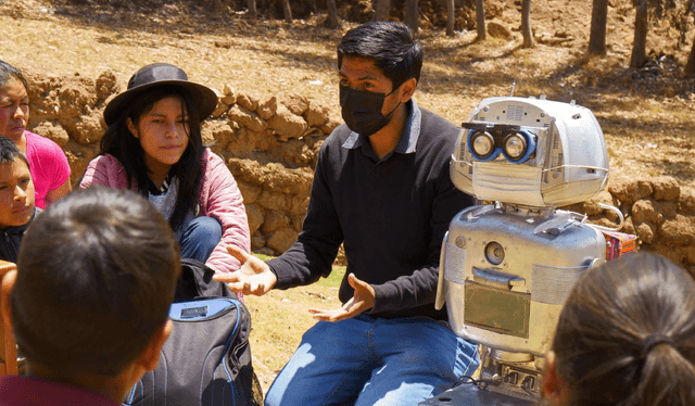  'Misión Kipi', tiene como personaje principal al profeso Walter Velásquez, creador del robot. Foto: Agencia EFE   