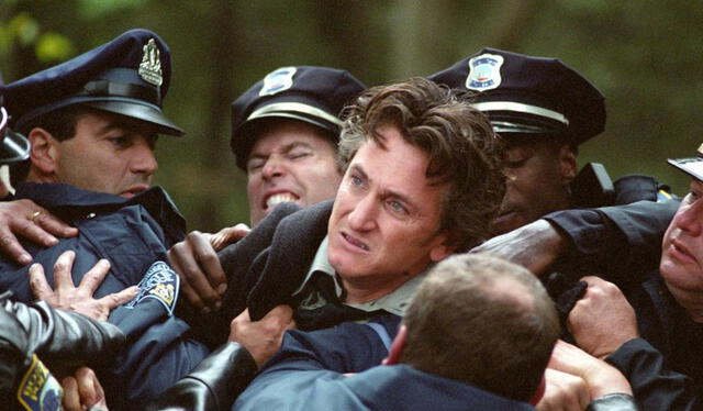 Sean Penn es Jimmy Markum en 'Río místico'. Foto: Warner Bros.    