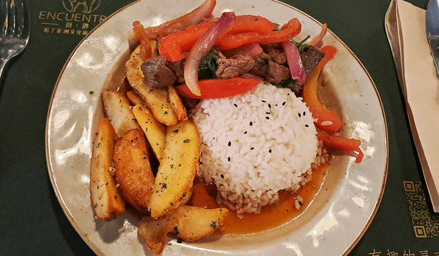 El lomo saltado es uno de los platos peruanos más pedidos en el restaurante Encuentro. Foto: Francisco Claros/La República   