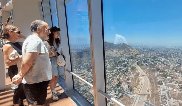 Turistas observan Santiago desde la Gran Torre Costanera. Créditos: Erwin Valenzuela    