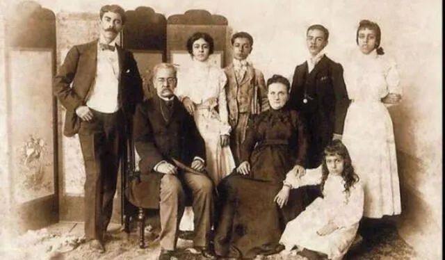 Clemente Palma (de pie, a la izquierda) junto a Ricardo Palma (sentado) y parte de su familia. Foto: Davis Valdéz   