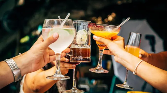  Según el Ministerio de Sanidad, la cantidad recomendada de alcohol es la siguiente: ingerir dos copas o menos al día para los hombres y una copa o menos para las mujeres. Foto: The Food Tech.   