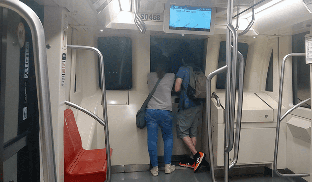  Pasajeros aprovechan ausencia de cabina para conductor en Metro de Santiago. Créditos: Erwin Valenzuela    