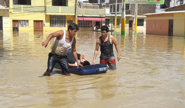  Pobladores fueron rescatados de las aguas. Foto: Walac Noticias    