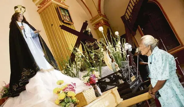  La Virgen de los Dolores es vestida de negro. Foto: La República    