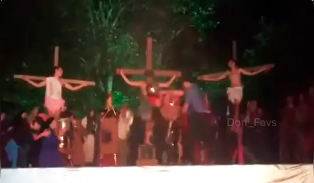  El hombre no dudó en golpear a uno de los actores disfrazado de soldado romano. Foto: composición LR/TikTok/@don_favs   