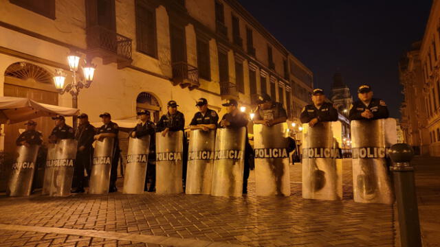  Policías vigilan la zona. Foto: Maria Pía Ponce/La República    