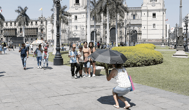  Disfrute. Familias también aprovecharon el feriado largo para salir a la plaza de Armas. Otros optaron por salir de viaje a las playas del sur. Foto: Marco Cotrina / La República    