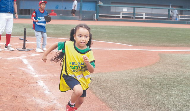  Niños. Los chicos reciben de manera gratuita los fundamentos básicos del béisbol. Foto: Féliz Contreras.   