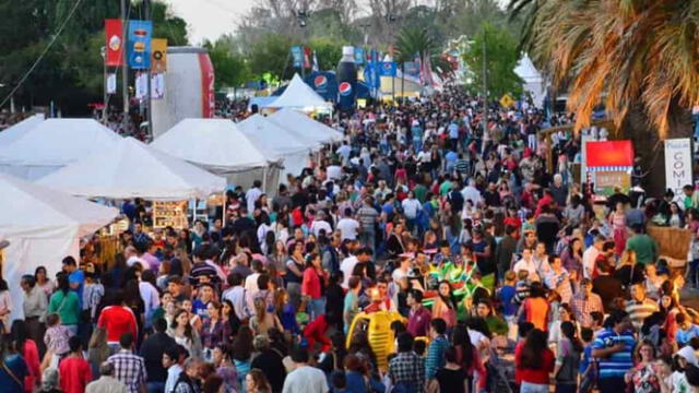 Miles de Uruguayos reunidos para celebrar el 'Día de la cerveza'. Foto: Patrimonio Uruguay   