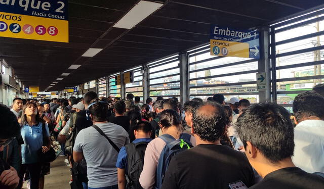 Cientos de ciudadanos esperan abordar uno de los buses del Metropolitano. Foto: X   