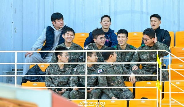 Taehyung y sus compañeros del Ejército. Foto: Taeloves   