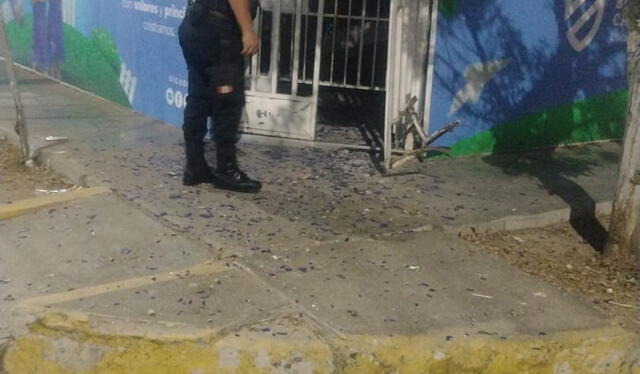 Efectivos policiales llegaron hasta los exteriores del colegio afectado para realizar las indagaciones del caso. Foto: La República   