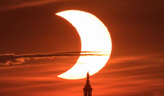  El eclipse parcial hace que este fenómeno dé la forma de una media luna. Foto: Marca   