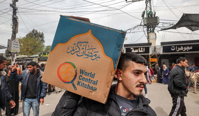 Un hombre lleva una caja de cartón con ayuda alimentaria proporcionada por la ONG World Central Kitchen en Rafah, en el sur de la Franja de Gaza. Foto: AFP   